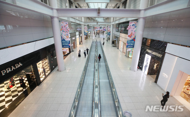 [인천공항=뉴시스] 고범준 기자 = 지난달 15일 인천국제공항 제1터미널 내 면세점 모습. 2020.05.15. bjko@newsis.com