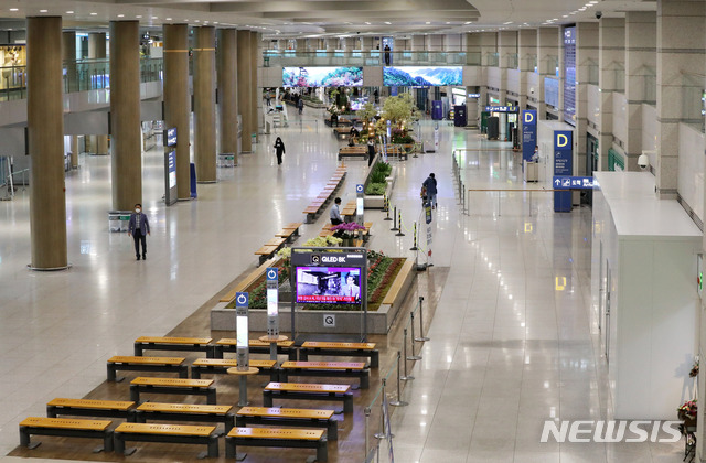 [인천공항=뉴시스] 고범준 기자 = 신종 코로나바이러스 감염증(코로나19) 확산세가 지속되고 있는 15일 인천국제공항 제1터미널 입국장이 한산한 모습을 보이고 있다. 2020.05.15. bjko@newsis.com