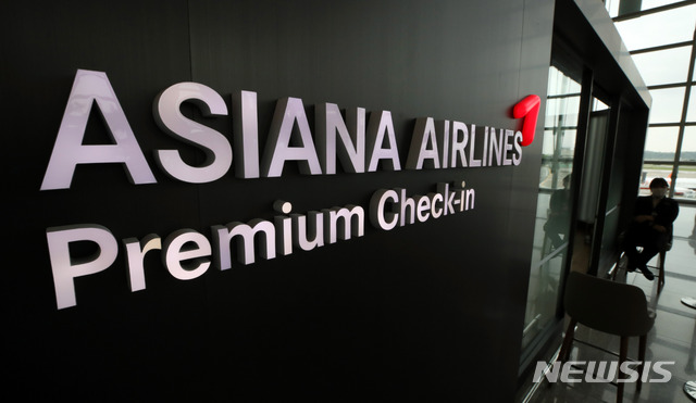 [인천공항=뉴시스] 고범준 기자 = 신종 코로나바이러스 감염증(코로나19)으로 직격탄을 맞은 항공업계 1분기 실적이 오픈된다. 항공업계에 따르면 대한항공, 아시아나항공, 진에어, 티웨이항공, 에어부산 등 5개 상장항공사는 이날 1분기 실적을 공시한다. 사진은 15일 인천국제공항 1터미널 출국장 아시아나 체크인 카운터 모습. 2020.05.15. bjko@newsis.com