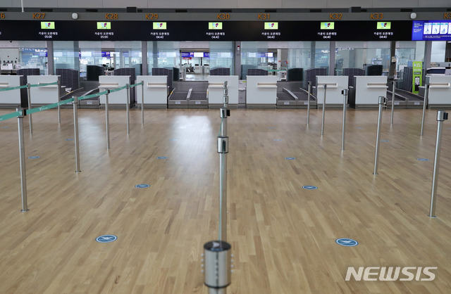 [인천공항=뉴시스] 고범준 기자 = 신종 코로나바이러스 감염증(코로나19)으로 직격탄을 맞은 항공업계 1분기 실적이 오픈된다. 항공업계에 따르면 대한항공, 아시아나항공, 진에어, 티웨이항공, 에어부산 등 5개 상장항공사는 이날 1분기 실적을 공시한다. 사진은 15일 인천국제공항 1터미널 출국장 진에어 체크 카운터 모습. 2020.05.15. bjko@newsis.com