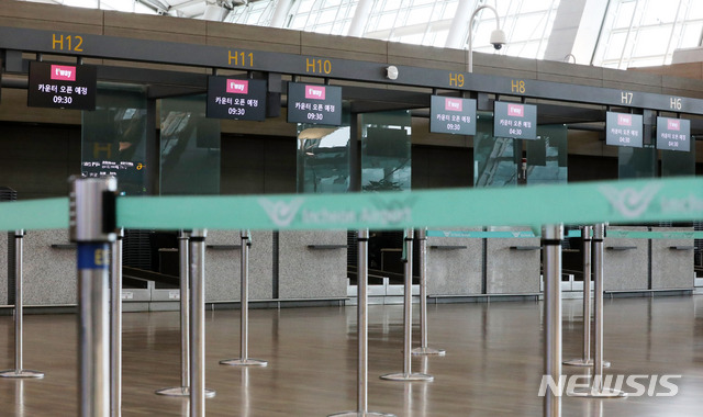 [인천공항=뉴시스] 고범준 기자 = 신종 코로나바이러스 감염증(코로나19)으로 직격탄을 맞은 항공업계 1분기 실적이 오픈된다. 항공업계에 따르면 대한항공, 아시아나항공, 진에어, 티웨이항공, 에어부산 등 5개 상장항공사는 이날 1분기 실적을 공시한다. 사진은 15일 인천국제공항 1터미널 티웨이 체크 카운터 모습. 2020.05.15.&nbsp; bjko@newsis.com