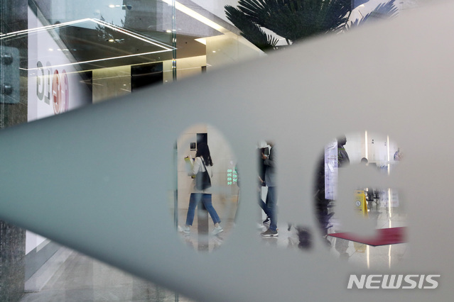 [서울=뉴시스]전신 기자 = 서울지방경찰청 지능범죄수사대는 15일 서울 중구 LG전자 영업본부 인사팀을 압수수색하고 있다고 밝혔다. 사진은 이날 서울 중구 LG서울역빌딩 모습. 2020.05.15. photo1006@newsis.com