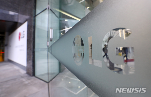 [서울=뉴시스]전신 기자 = 서울지방경찰청 지능범죄수사대는 15일 서울 중구 LG전자 영업본부 인사팀을 압수수색하고 있다고 밝혔다. 사진은 이날 서울 중구 LG서울역빌딩 모습. 2020.05.15.&nbsp; photo1006@newsis.com