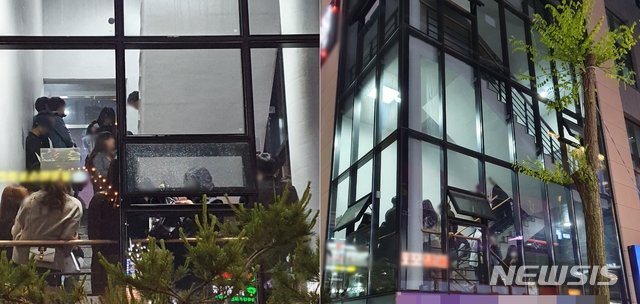 [청주=뉴시스] 조성현 기자 = 15일 밤 10시께 충북 청주시 율량동 번화가의 헌팅포차 앞. 손님 20여명이 입장을 위해 계단에서 줄을 서서 기다리고 있다. 2020.05.16 jsh0128@newsis.com