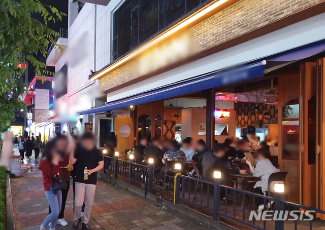 [청주=뉴시스] 조성현 기자 = 15일 밤 10시께 충북 청주시 청원구 율량동 번화가 풍경. 2020.05.16 jsh0128@newsis.com