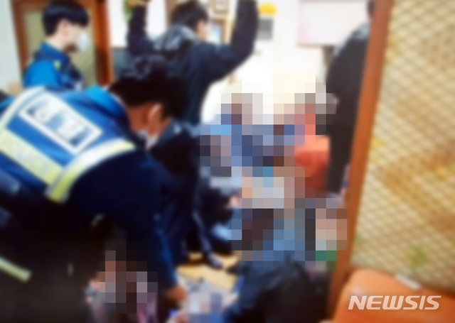 한밤중 집에서 판돈 3472만원 도박판 벌인 33명 검거