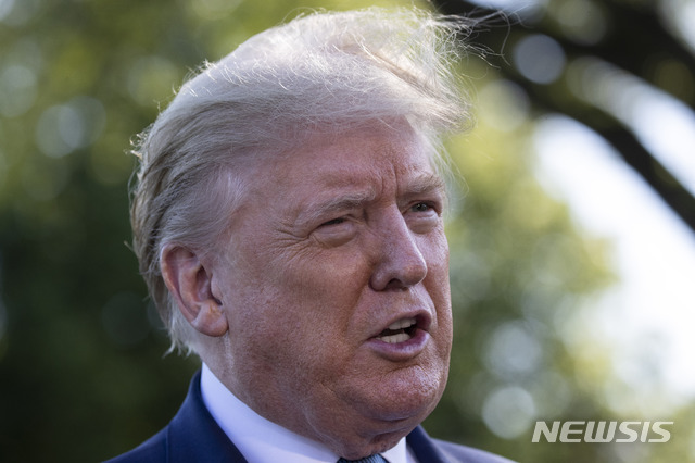 [워싱턴=AP/뉴시스]15일(현지시간) 도널드 트럼프 대통령이 백악관 잔디밭에서 기자들에게 이야기하고 있다. 2020.05.16. 