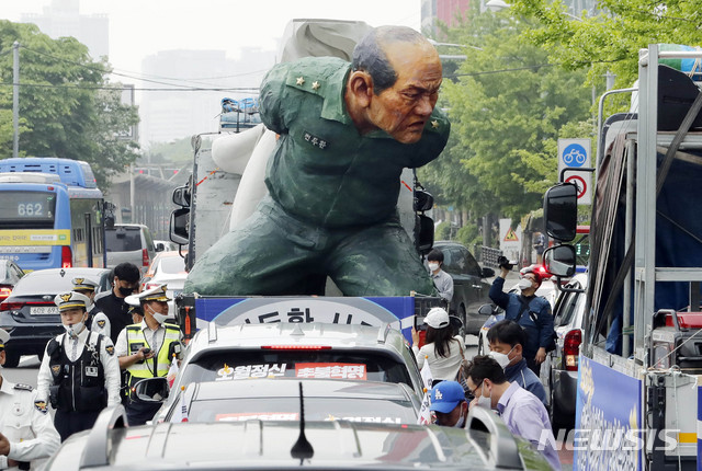 [서울=뉴시스] 최동준 기자 = 5.18 광주항쟁 40주년 기념사업 시민추진위원회와 참가자들이 16일 서울 여의대로에서 '전두환 사죄촉구 5.18 40주년 차량행진' 준비를 하고 있다. 2020.05.16. photocdj@newsis.com