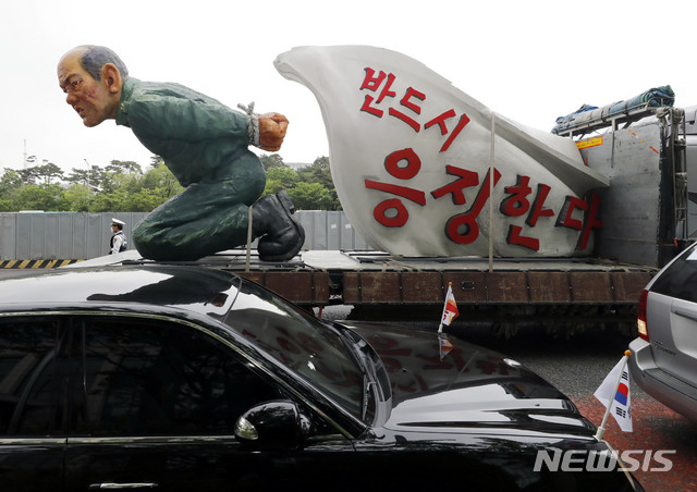 [서울=뉴시스] 최동준 기자 = 5.18 광주항쟁 40주년 기념사업 시민추진위원회와 참가자들이 16일 서울 여의대로에서 '전두환 사죄촉구 5.18 40주년 차량행진' 준비를 하고 있다. 2020.05.16. photocdj@newsis.com