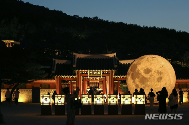 【수원=뉴시스】김경호 기자= 경기 수원 '화성행궁' 앞 야간의 모습. 