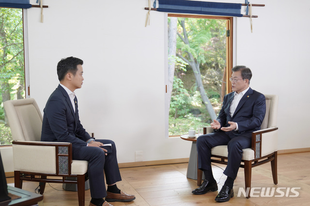 [서울=뉴시스]문재인 대통령이 지난 12일 청와대 상춘재에서 40주년을 맞은 5.18 민주화 운동 관련해 광주 MBC 김철원 기자와 인터뷰를 하고 있다. (사진=청와대 제공) 2020.05.17. photo@newsis.com