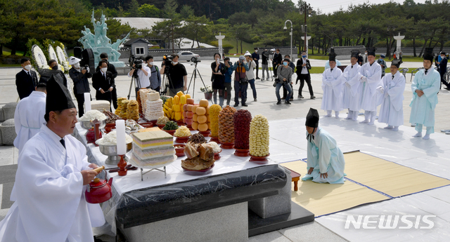 [광주=뉴시스] 신대희 기자 = 5·18광주민주화운동 40주년 기념식을 하루 앞둔 17일 광주 북구 운정동 국립5·18민주묘지에서 5·18민주유공자유족회 주관으로 5·18민중항쟁 제40주년 추모제가 열리고 있다. 2020.05.17.&nbsp; sdhdream@newsis.com