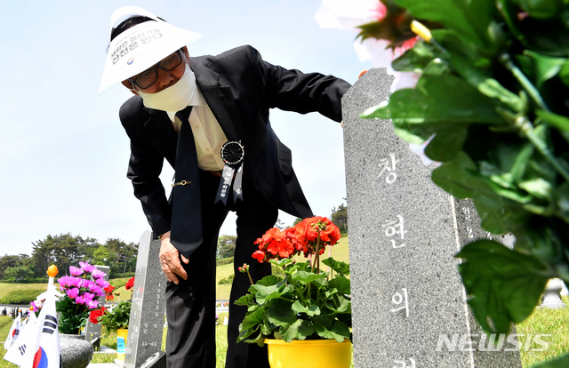 [광주=뉴시스] 신대희 기자 = 5·18광주민주화운동 40주년 기념식을 하루 앞둔 17일 광주 북구 운정동 국립5·18민주묘지 행방불명자 묘역에서 이창현 군(1980년 5월19일 실종, 당시 양동초 1학년)의 부모가 묏등 없는 묘비를 만지고 있다. 2020.05.17. sdhdream@newsis.com
