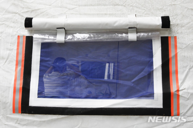 [서울=뉴시스] 박민석 기자 = 한 시민이 17일 서울 용산구 용산구보건소 선별진료소에서 신종 코로나바이러스 감염증(코로나19) 진단 검사를 받고 있다. 2020.05.17. mspark@newsis.com