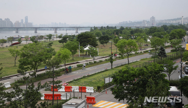 [서울=뉴시스] 장세영 기자 = 서울 이태원 클럽 등지에서 발생한 코로나19 집단감염 확산으로 인해 열흘 연속 신규 확진자가 두자릿수를 기록하고 있는 17일 서울 여의도 한강공원이 휴일에도 썰렁한 모습을 보이고 있다. 2020.05.17.&nbsp; photothink@newsis.com