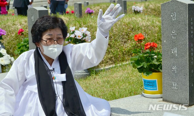 [광주=뉴시스] 변재훈 기자 = 5·18민주화운동 40주년을 하루 앞두고 추모제가 열린 17일 광주 북구 운정동 국립 5·18민주묘지에서 유족 최정희(73)씨가 항쟁 당시 숨진 남편 임은택씨의 묘 앞에서 오열하고 있다. 2020.05.17. wisdom21@newsis.com