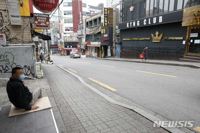 [서울=뉴시스] 박민석 기자 = 이태원 클럽 관련 신종 코로나바이러스 감염증(코로나19) 확산세가 주춤한 가운데 17일 서울 용산구 이태원 클럽 거리가 한산한 모습을 보이고 있다. 2020.05.17. mspark@newsis.com