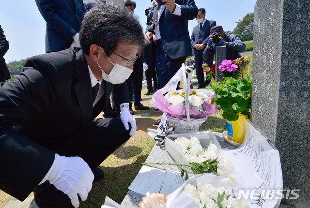 [광주=뉴시스] 변재훈 기자 = 유승민 미래통합당 의원이 5·18 민주화운동 40주년을 하루 앞둔 17일 광주 북구 운정동 국립 5·18민주묘지에서 윤상원 열사의 묘를 참배하고 있다. 2020.05.17.wisdom21@newsis.com