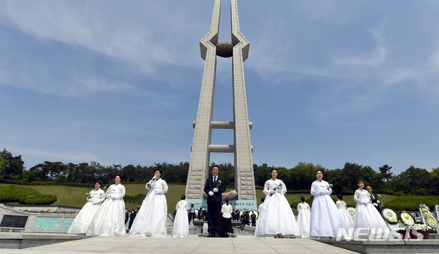 [광주=뉴시스] 류형근 기자 = 5·18민주화운동 기념식을 하루 앞둔 17일 오전 광주 북구 운정동 국립5·18민주묘지에서 추모제가 열리고 있다. 2020.05.17.&nbsp;&nbsp; hgryu77@newsis.com