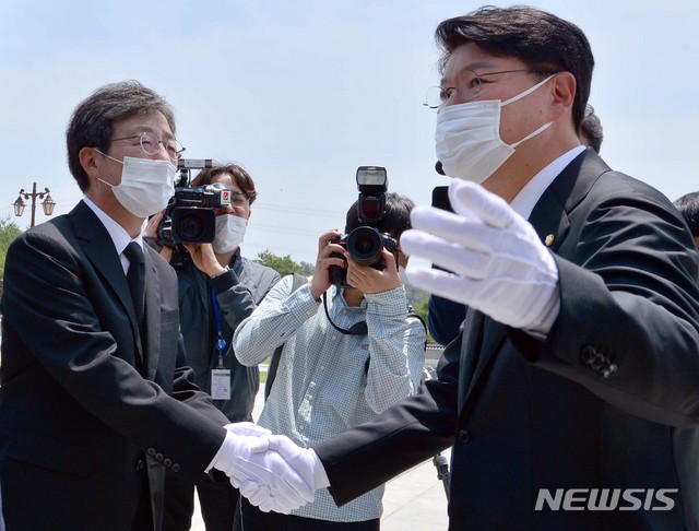 [광주=뉴시스] 변재훈 기자 = 미래통합당 유승민 의원과 장제원 의원이 5·18 민주화운동 40주년을 하루 앞둔 17일 광주 북구 운정동 국립 5·18민주묘지를 찾아 참배한 가운데 서로 인사를 하고 있다. 2020.05.17.wisdom21@newsis.com