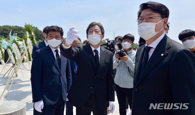 [광주=뉴시스] 변재훈 기자 = 미래통합당 유승민 의원과 유의동, 장제원 의원이 5·18 민주화운동 40주년을 하루 앞둔 17일 광주 북구 운정동 국립 5·18민주묘지를 찾아 참배하고 있다. 2020.05.17.wisdom21@newsis.com