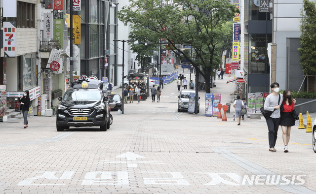 [서울=뉴시스]최진석 기자 = 이태원 클럽발 신종 코로나바이러스 감염증(코로나19) 2차, 3차, 4차 감염자 확산 우려가 이어지고 있는 17일 서울 중구 명동이 한산한 모습을 보이고 있다. 2020.05.17. myjs@newsis.com