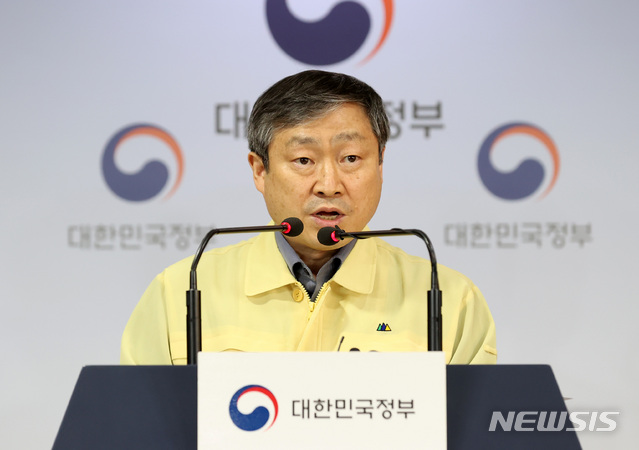 [서울=뉴시스] 이영환 기자 = 박백범 교육부 차관이 17일 오후 서울 종로구 정부서울청사 합동브리핑룸에서 고3 등교수업 관련 사항(학교방역 준비상황 및 학생 분산 계획)에 대해 브리핑을 하고 있다. 2020.05.17. 20hwan@newsis.com