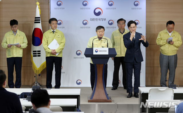 [서울=뉴시스] 이영환 기자 = 박백범 교육부 차관이 17일 오후 서울 종로구 정부서울청사 합동브리핑룸에서 고3 등교수업 관련 사항(학교방역 준비상황 및 학생 분산 계획)에 대해 브리핑을 마친 후 취재진의 질문에 답하고 있다. 2020.05.17. 20hwan@newsis.com