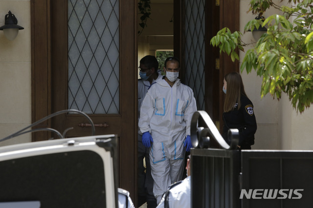 [헤르즈리야=AP/뉴시스] 이스라엘 주재 중국대사가 17일 관저에서 시신으로 발견된 뒤 수사관들이 조사하고 있다&nbsp; 2020. 5. 17. 