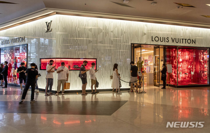 [방콕=AP/뉴시스]태국 방콕의 쇼핑몰 시암 파라곤에서 3일 총격이 발생해 수백여명이 대피했다고 현지 방콕포스트 등이 보도했다. 2020년 5월17일 태국 방콕 쇼핑몰 시암 파라곤에서 시민들이 루이비통 매장에 입장하기 위해 줄을 서고 있다. 2023.10.03.