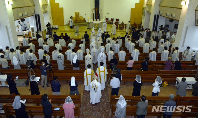 [광주=뉴시스] 류형근 기자 = 17일 오후 광주 북구 임동주교좌성당에서 천주교광주대교구 정의평화위원회가 5·18민주화운동 40주기 기념 미사를 진행하고 있다. 2020.05.17. hgryu77@newsis.com