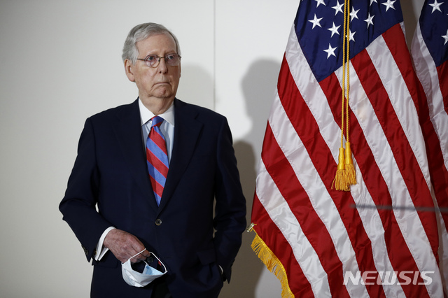 [ 워싱턴= AP/뉴시스] 미치 매코널 미국 상원 공화당 원내 대표가 워싱턴의 의사당에서 12일 마스크를 쓰지않고 손에 들고 있다. 미 하원은 비대면 원격 회의를 열고 있지만 상원은 모두 등원해 하원을 통과한 소상인 현급지원 추가3조달러 지급안을 막고 있다. 백악관과 공화당은 실업급여와 지원금이 사람들의 일터 복귀를 막아서는 안된다는 입장이다.&nbsp; 2020.05.22 