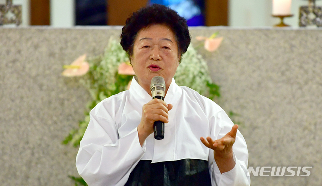 [광주=뉴시스] 류형근 기자 = 17일 오후 광주 북구 임동주교좌성당에서 천주교광주대교구 정의평화위원회가 5·18민주화운동 40주기 기념 미사를 진행하고 있는 가운데 안성례 전 오월어머니 집 관장으로부터 당시의 이야기를 듣고 있다. 2020.05.17. hgryu77@newsis.com