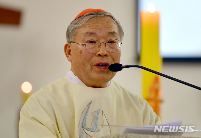[광주=뉴시스] 류형근 기자 = 17일 오후 광주 북구 임동주교좌성당에서 열린 천주교광주대교구 정의평화위원회 주최 5·18민주화운동 40주기 기념 미사에서 염수정 안드레아 추기경이 격려의 말을 하고 있다. 2020.05.17. hgryu77@newsis.com