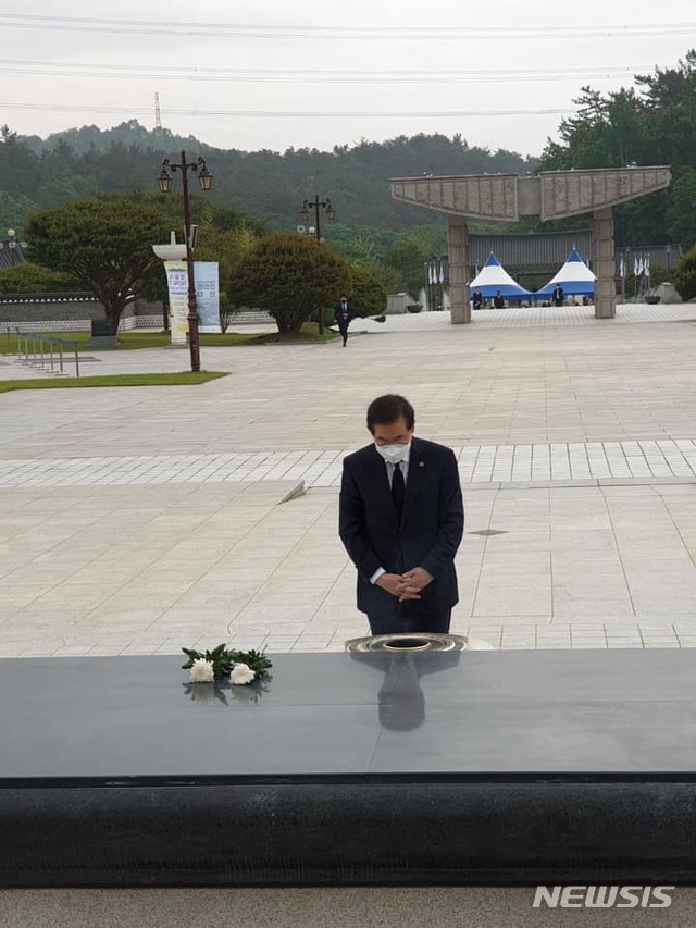 [서울=뉴시스] 박원순 서울시장이 18일 오전 8시30분께 광주 북구 운정동에 위치한 국립 5·18 민주묘지를 참배하고 있다. (사진=박원순 시장 페이스북 갈무리) 2020.05.18.photo@newsis.com 