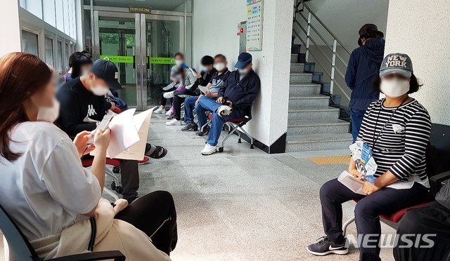 [대구=뉴시스]이지연 기자 = 18일 오전 대구 서구 상중이동복지센터에 긴급재난지원금을 신청하려는 주민들이 대기표를 받아 기다리고 있다. 2020.05.18. ljy@newsis.com 