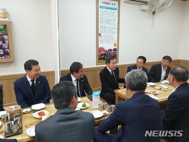 [서울=뉴시스] 이낙연 전 총리는 18일 광주 서구에 위치한 모 식당에서 더불어민주당 호남 당선인 14명과 오찬을 가졌다