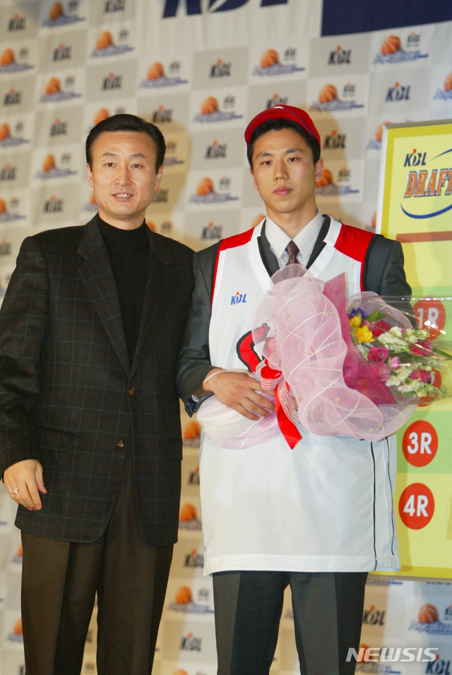 [서울=뉴시스]윤지광(오른쪽) 신임 고양 오리온 코치 (사진 = KBL 제공)