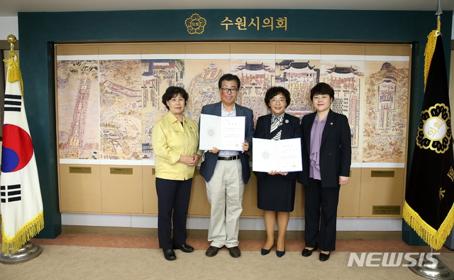 [수원=뉴시스]18일 수원시의회는 '수원시의회 의원 연구활동 지원 심의위원회’ 위원으로 최용화·오승훈·오순환·최일선·손춘영·양희택·홍경구 교수 등 7명을 위촉했다고 밝혔다. 