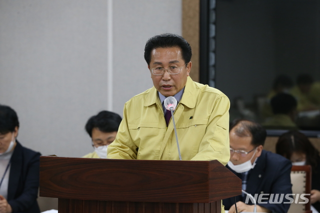 [수원=뉴시스] 18일 수원시의회 의회운영위원회는 시의원의 알선·청탁 등을 금지하는 '수원시의회 의원 행동강령에 관한 조례 전부개정조례안'을 가결했다. 사진은 해당 조례 개정안을 대표 발의한 최인상(미래통합당, 파장·송죽·조원2동) 시의원