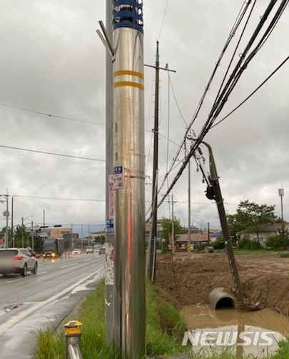 [청주=뉴시스] 조성현 기자 = 18일 오후 6시30분께 충북 청주시 흥덕구 오송읍 한 도로에서 전봇대가 쓰러져 있다. (사진 = 독자제공) 2020.05.18. photo@newsis.com