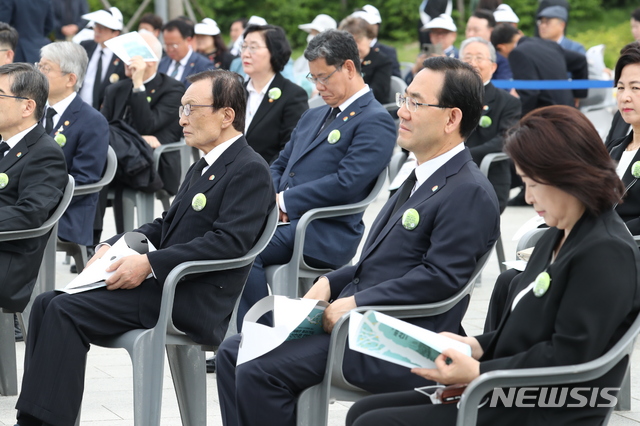 [광주=뉴시스]박영태 기자 =이해찬(왼쪽부터) 더불어민주당 대표와 주호영 미래통합당 원내대표, 심상정 정의당 대표가 18일 오전 제40주년 5·18 민주화운동 기념식에 참석해 나란히 앉아 있다. 2020.05.18. since1999@newsis.com