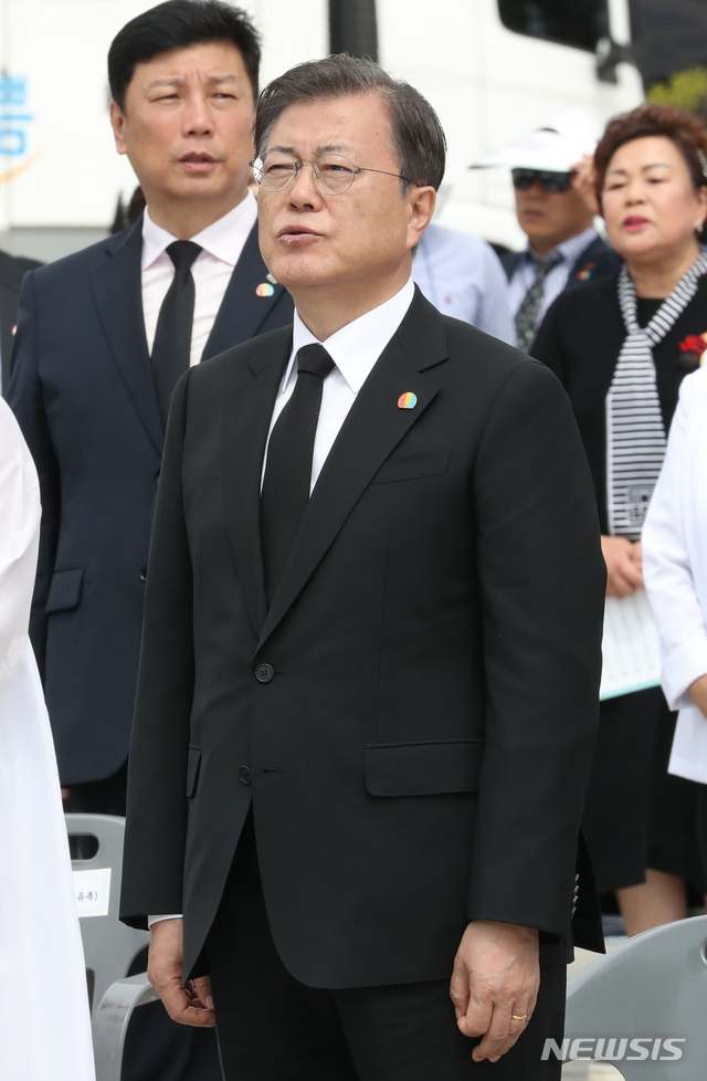 [광주=뉴시스]박영태 기자 = 문재인 대통령이 18일 오전 광주광역시 동구 옛 전남도청 앞에서 열린 제40주년 5·18 민주화운동 기념식에 참석해 애국가를 제창하고 있다. 2020.05.18.&nbsp; since1999@newsis.com