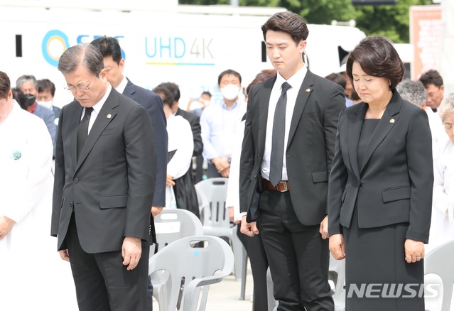 [광주=뉴시스]박영태 기자 = 문재인 대통령과 김정숙 여사가 18일 오전 광주광역시 동구 옛 전남도청 앞에서 열린 제40주년 5·18 민주화운동 기념식에 참석해 순국선열 및 호국영령, 5·18민주화운동 희생 영령에 대한 묵념을 하고 있다. 2020.05.18. since1999@newsis.com