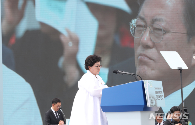 [광주=뉴시스]박영태 기자 = 문재인 대통령이 18일 오전 광주광역시 동구 옛 전남도청 앞에서 열린 제40주년 5·18 민주화운동 기념식에 참석해 유족의 편지 낭독을 듣고 있다. 2020.05.18.&nbsp; since1999@newsis.com 