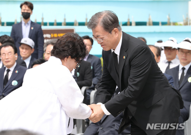 [광주=뉴시스]박영태 기자 = 문재인 대통령이 18일 오전 광주광역시 동구 옛 전남도청 앞에서 열린 제40주년 5·18 민주화운동 기념식에 참석해 유족을 위로하고 있다. 2020.05.18.&nbsp; since1999@newsis.com