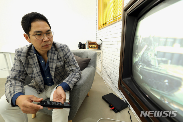 [서울=뉴시스] 이윤청 기자 = 5.18 민주화운동 40주년 영화제 개막작 '광주비디오: 사라진 4시간' 이조훈 감독이 18일 서울 양천구 목동에 위치한 사무실에서 5.18 민주화운동 당시에 촬영된 영상을 살펴보고 있다. 2020.05.18. radiohead@newsis.com