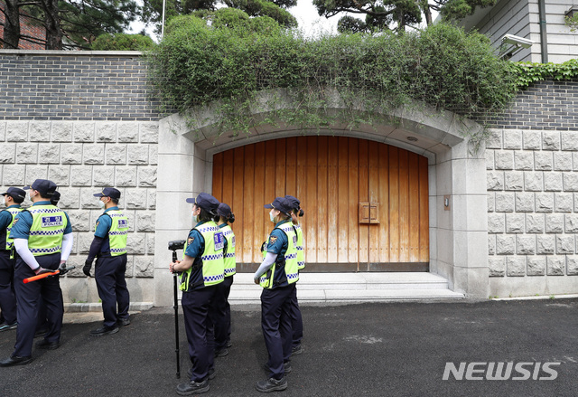 [서울=뉴시스] 이영환 기자 = 5.18 40주년인 지난해 5월18일 오전 서울 서대문구 연희동 전두환씨 자택 인근에 경찰들이 대기하고 있다. 2020.05.18. 20hwan@newsis.com