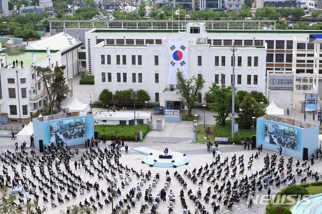 [광주=뉴시스]박영태 기자 = 문재인 대통령이 18일 오전 광주광역시 동구 옛 전남도청 앞에서 열린 제40주년 5·18 민주화운동 기념식에 참석해 기념사를 하고 있다. 2020.05.18.&nbsp; since1999@newsis.com