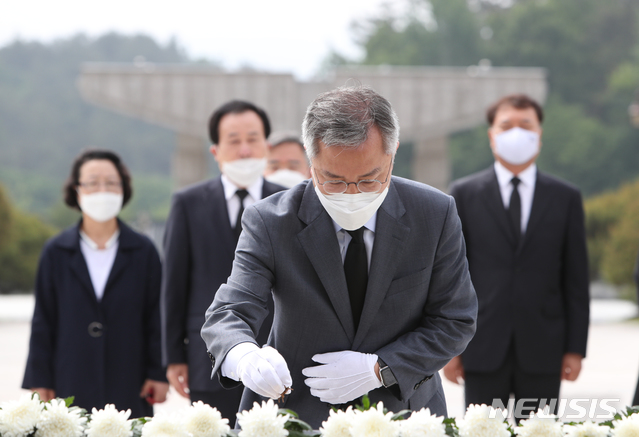 [광주=뉴시스]류형근 기자 = 5·18 민주화운동 40주년을 맞은 18일 열린민주당 최강욱 대표 등 지도부가 광주 북구 운정동 국립 5·18민주묘지를 참배하고 있다. 2020.05.18 photo@newsis.com